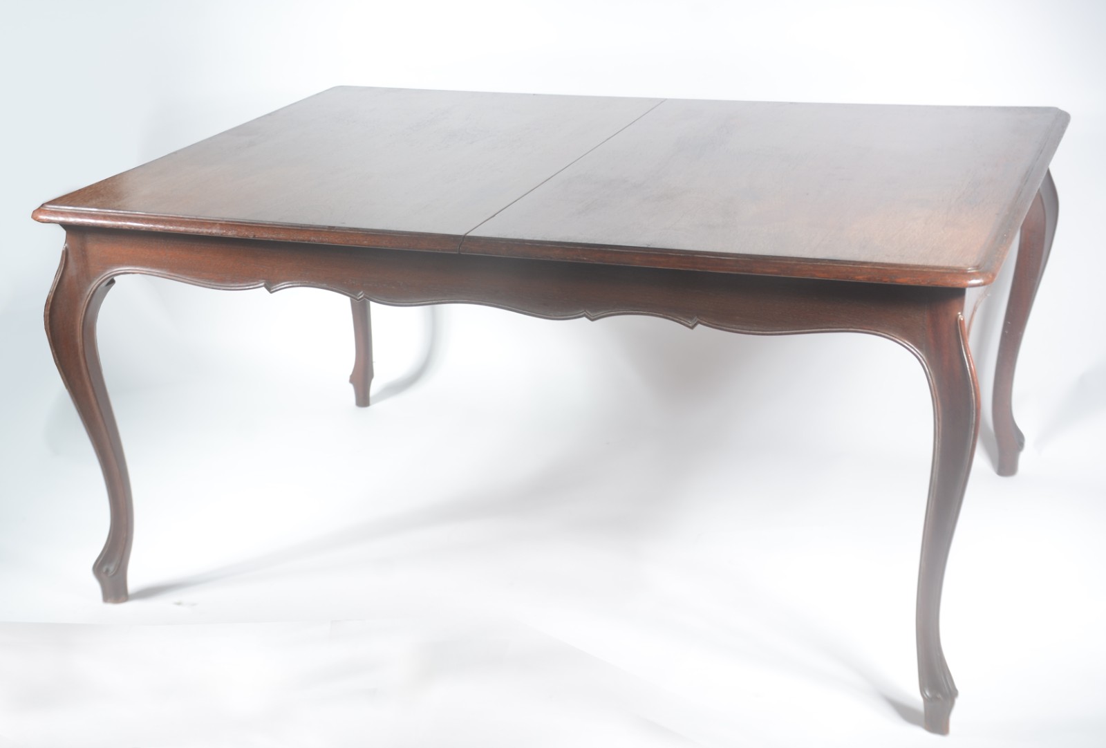 Mesa de jantar de madeira nobre, saia recortada, pernas ligeiramente... - foto 1 de 11