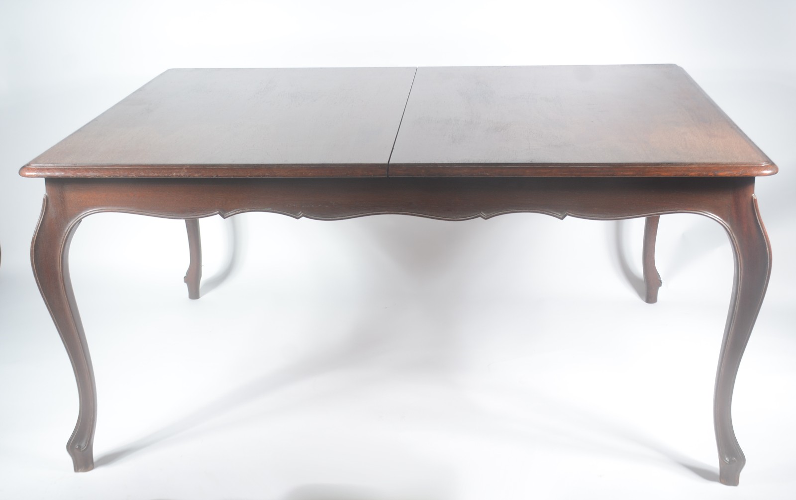Mesa de jantar de madeira nobre, saia recortada, pernas ligeiramente... - foto 2 de 11