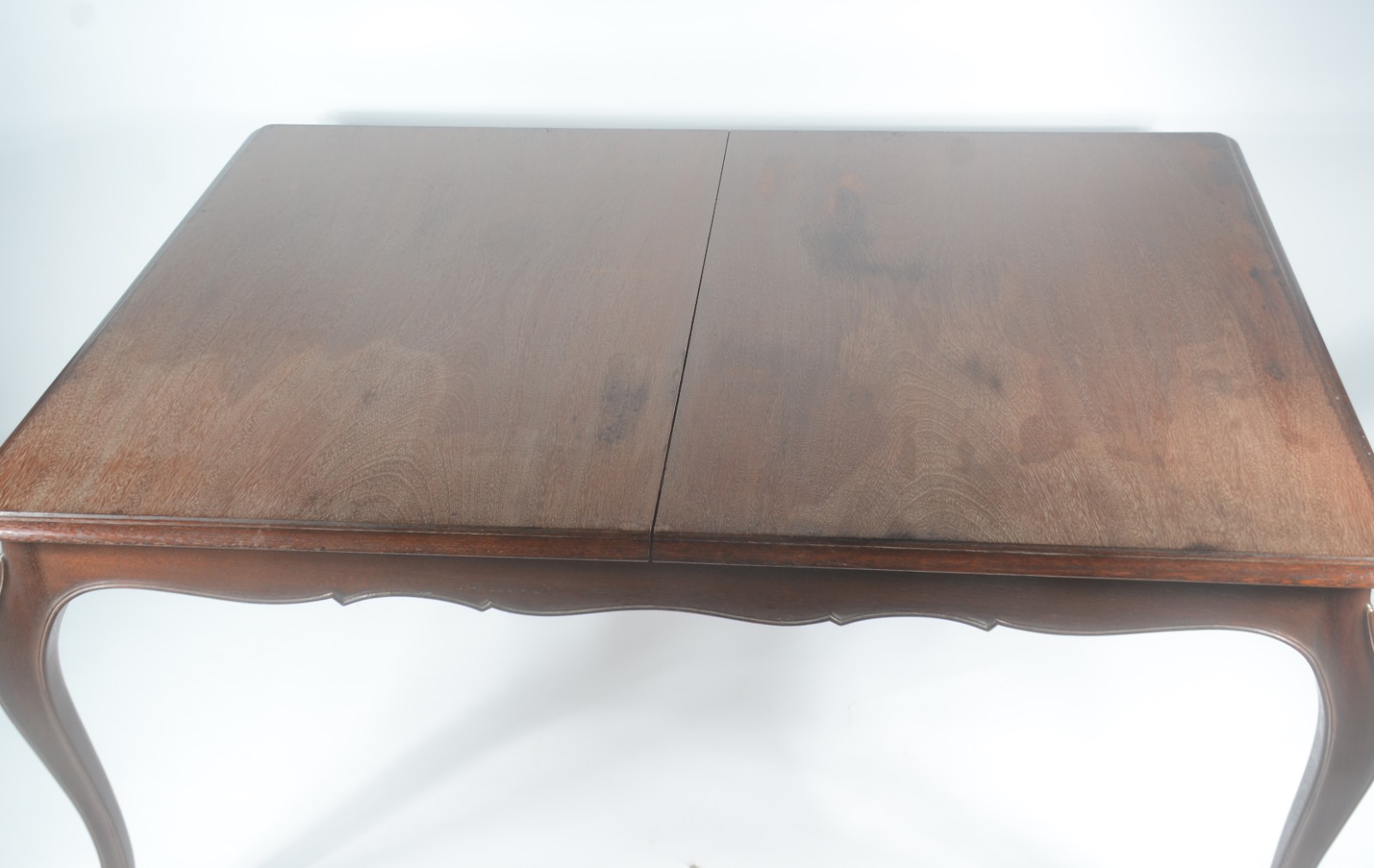 Mesa de jantar de madeira nobre, saia recortada, pernas ligeiramente... - foto 3 de 11