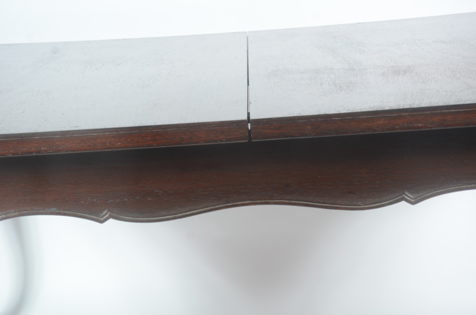 Mesa de jantar de madeira nobre, saia recortada, pernas ligeiramente... - foto 5 de 11