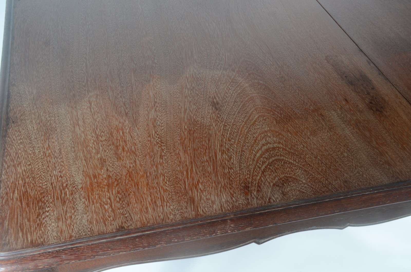 Mesa de jantar de madeira nobre, saia recortada, pernas ligeiramente... - foto 6 de 11