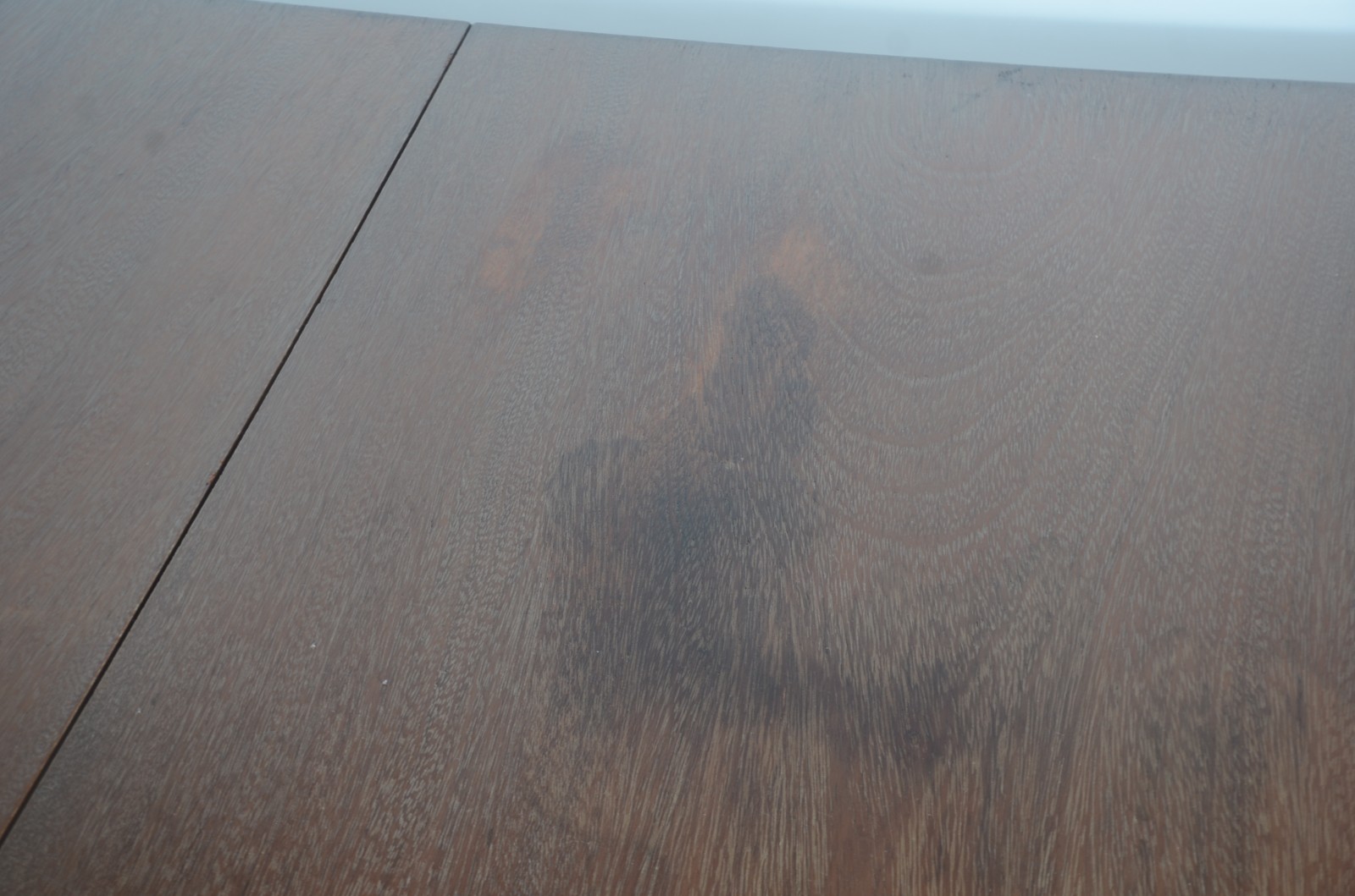 Mesa de jantar de madeira nobre, saia recortada, pernas ligeiramente... - foto 9 de 11