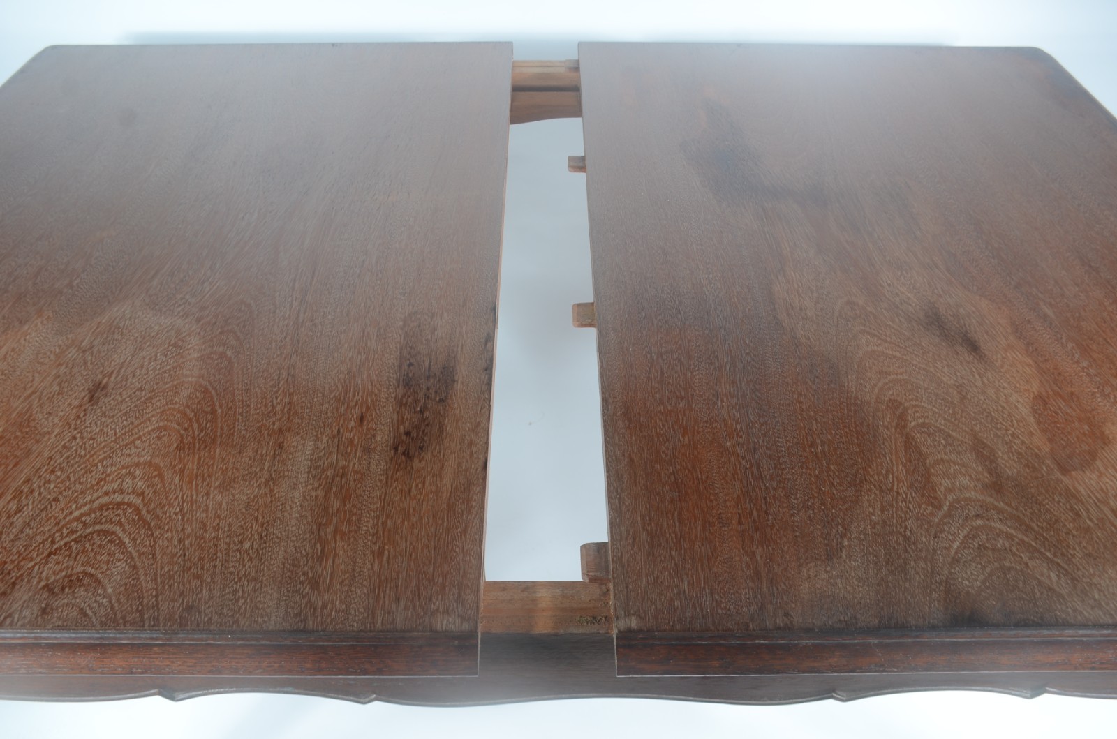 Mesa de jantar de madeira nobre, saia recortada, pernas ligeiramente... - foto 11 de 11