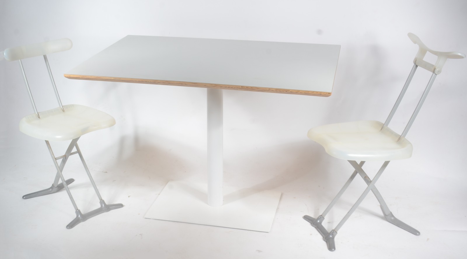 Mesa auxiliar de madeira branca. Acompanham 2 cadeiras com encosto e... - foto 1 de 7
