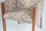 Cadeira moderna com estrutura de madeira clara,... - Cadeira moderna com estrutura de madeira clara, estofada e forrada em tecido bege com círculos coloridos.