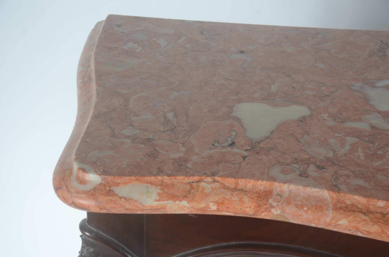 Console de madeira nobre, estilo Luis XV, tampo de mármore rosa. - foto 5 de 8