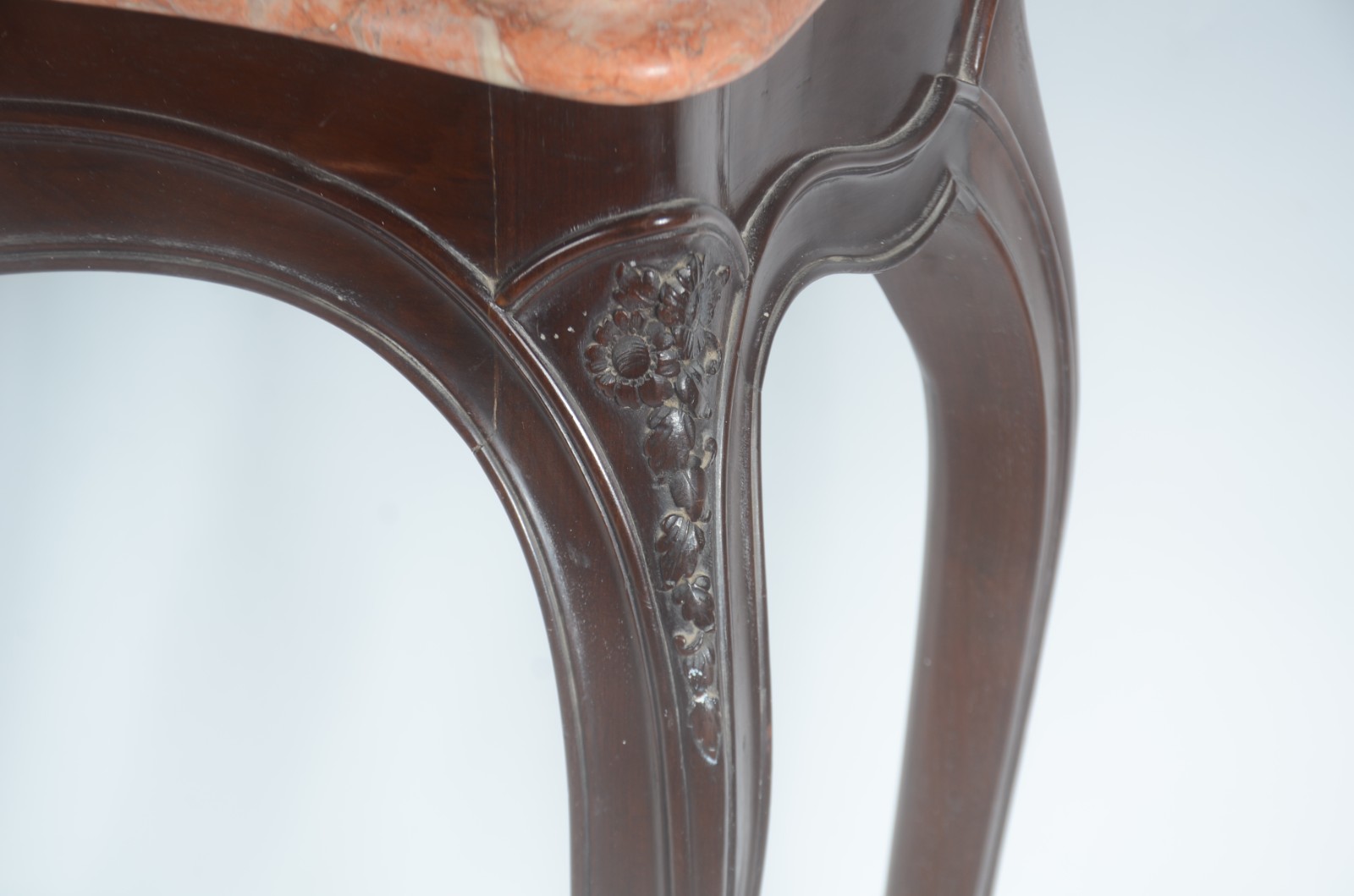 Console de madeira nobre, estilo Luis XV, tampo de mármore rosa. - foto 6 de 8