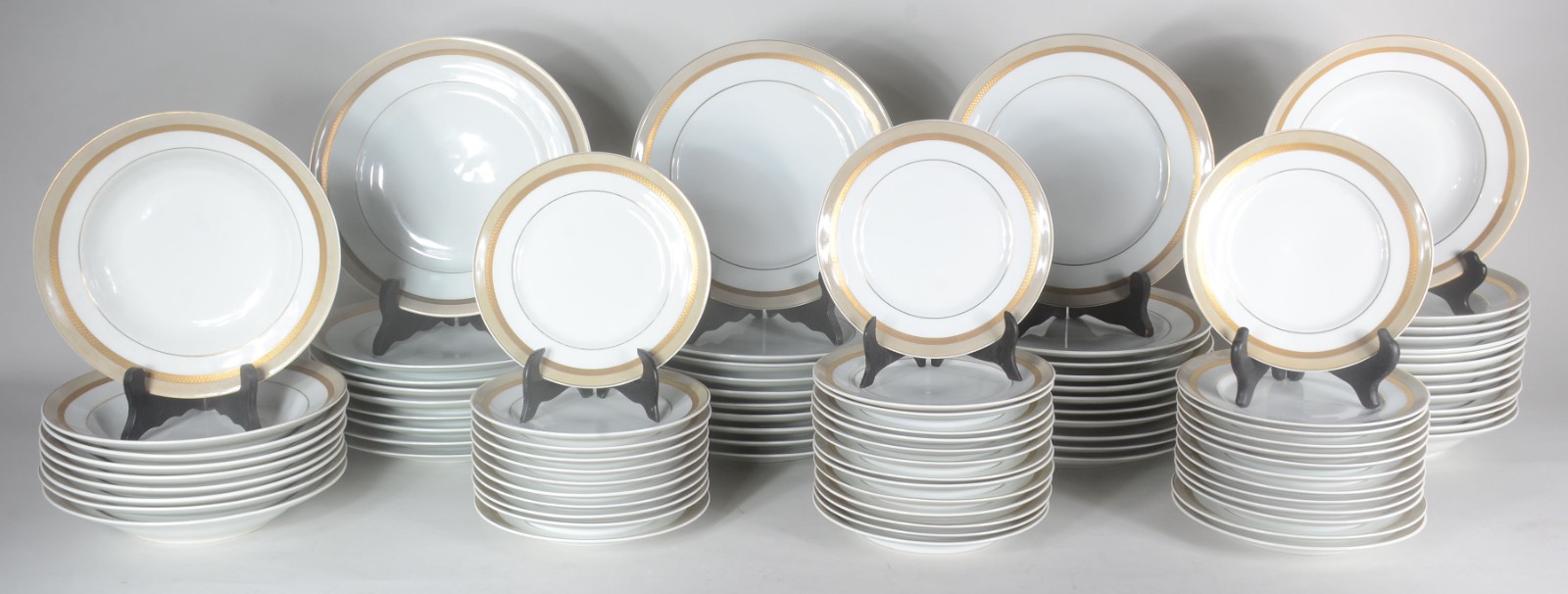 Aparelho de jantar de porcelana Roberto Simões branca com frisos... - foto 1 de 5