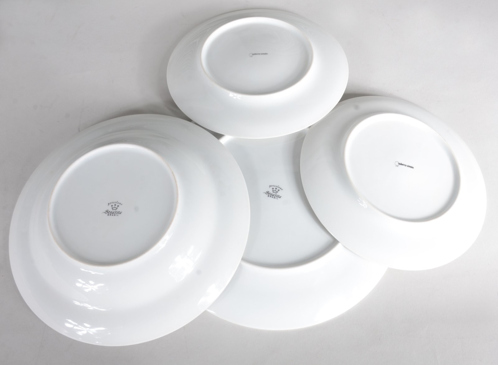Aparelho de jantar de porcelana Roberto Simões branca com frisos... - foto 3 de 5