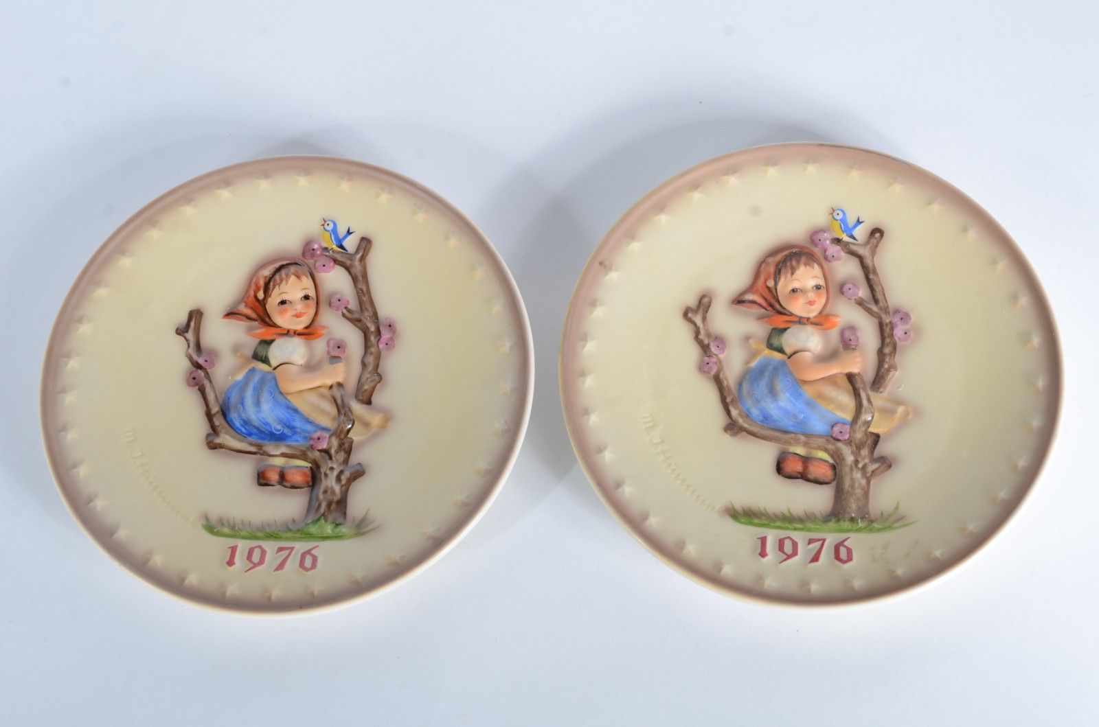 Par de pratos de porcelana alemã Goebel, decorados com figuras de... - foto 1 de 5
