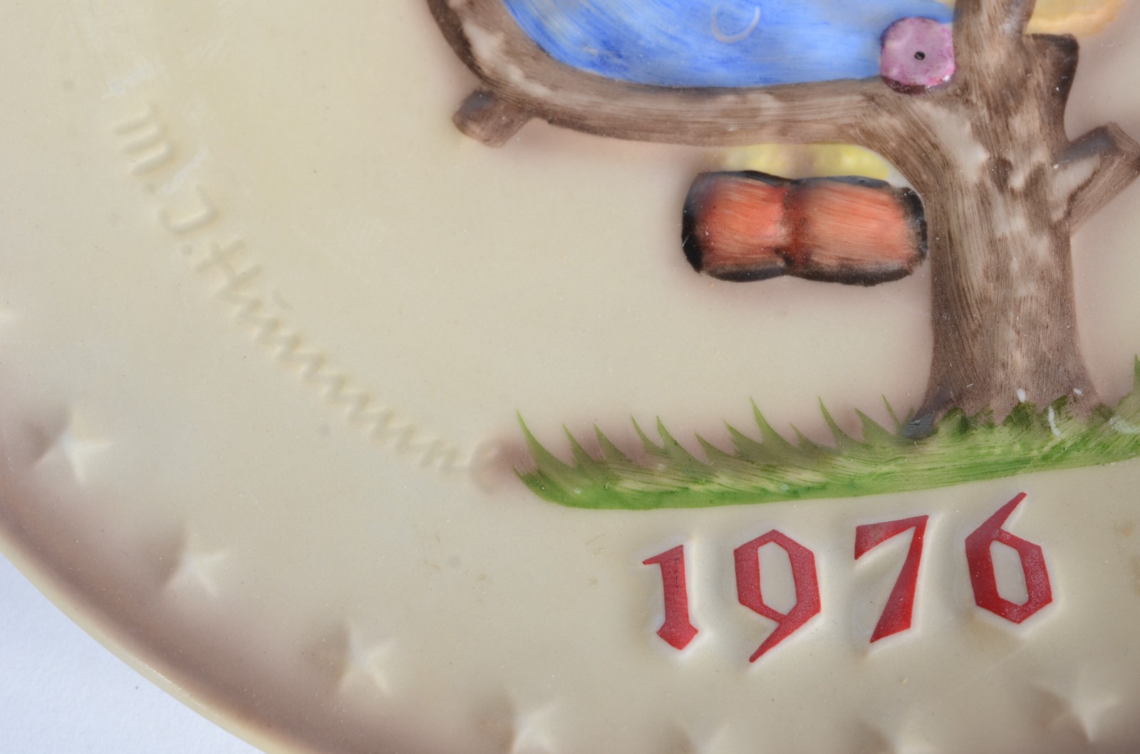 Par de pratos de porcelana alemã Goebel, decorados com figuras de... - foto 2 de 5