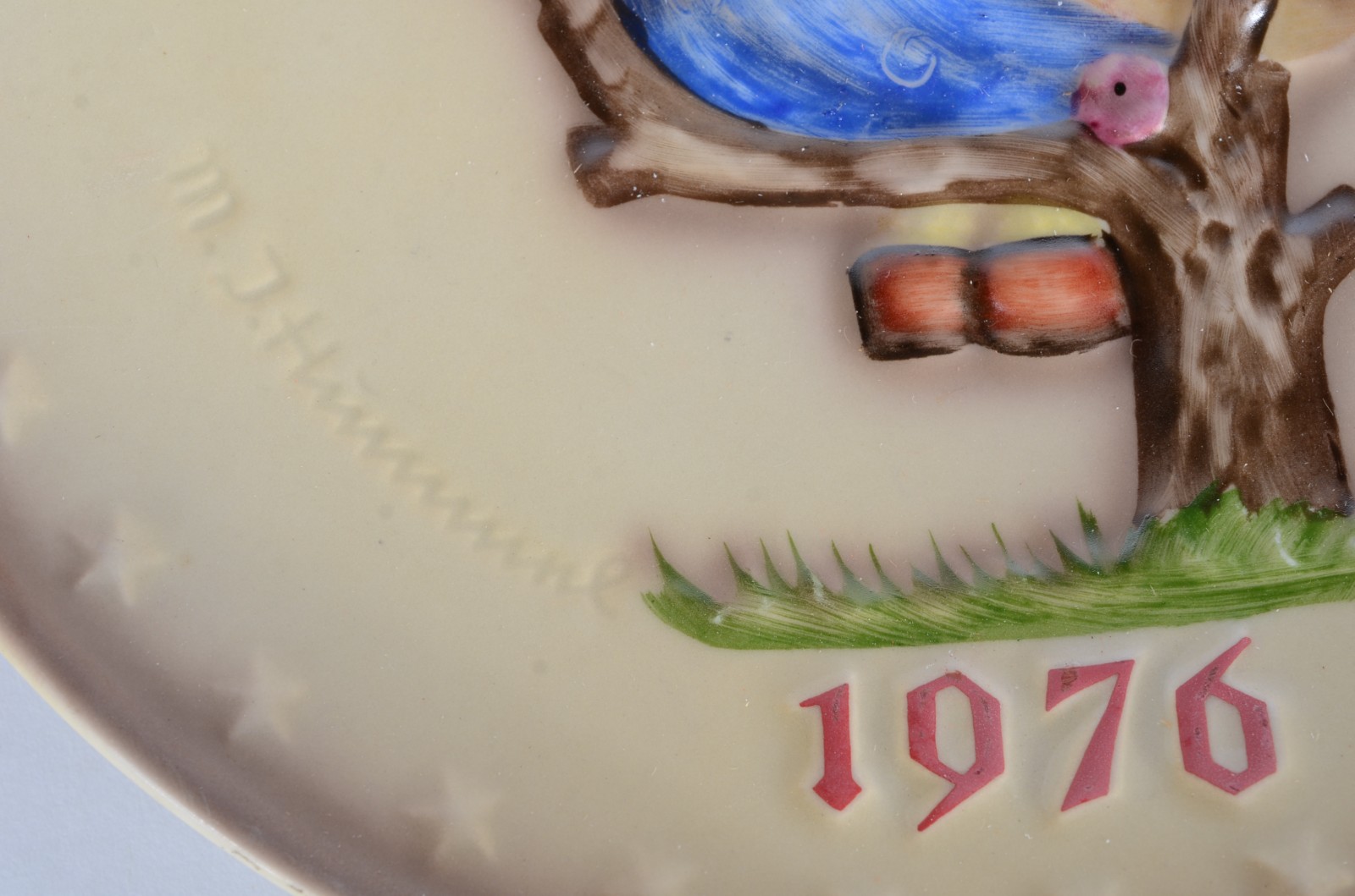 Par de pratos de porcelana alemã Goebel, decorados com figuras de... - foto 3 de 5
