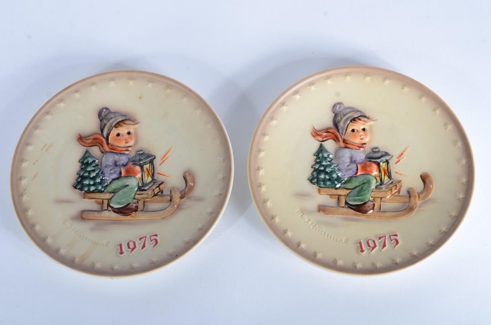 Par de pratos de porcelana alemã Goebel, decorados com figuras de... - foto 1 de 4