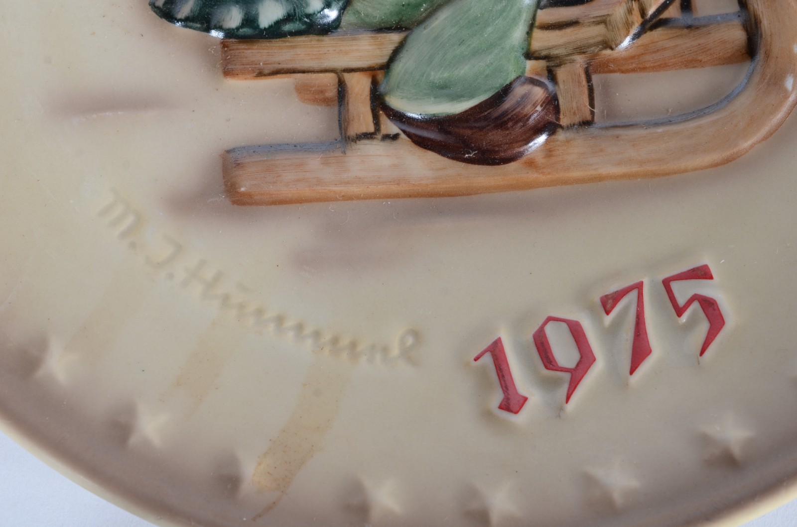 Par de pratos de porcelana alemã Goebel, decorados com figuras de... - foto 2 de 4