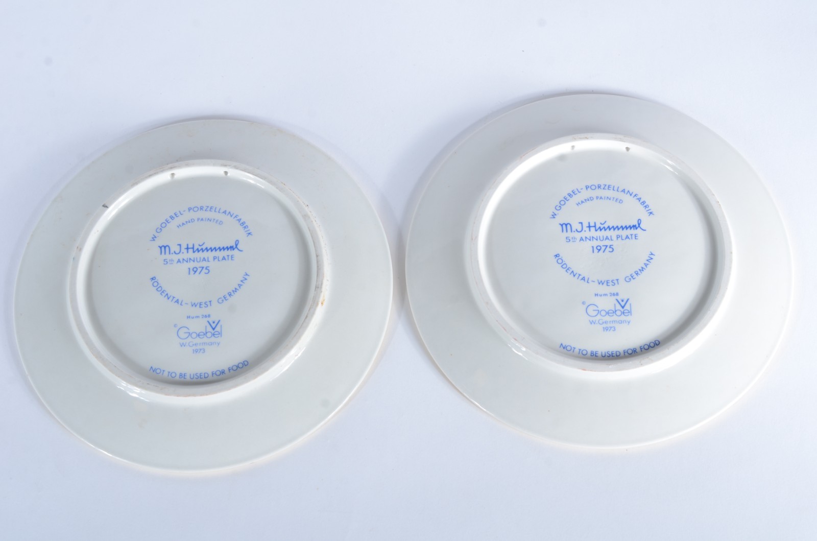 Par de pratos de porcelana alemã Goebel, decorados com figuras de... - foto 4 de 4