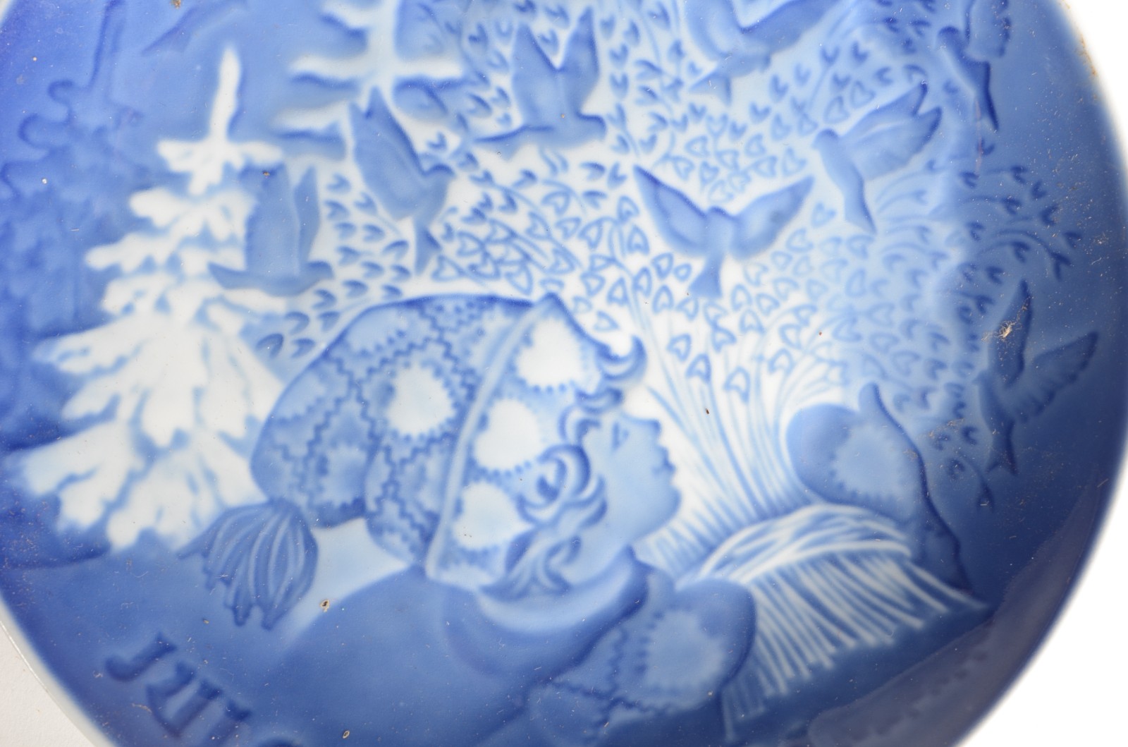 Dois pratos decorativos de porcelana dinamarquesa azul e branca... - foto 2 de 5