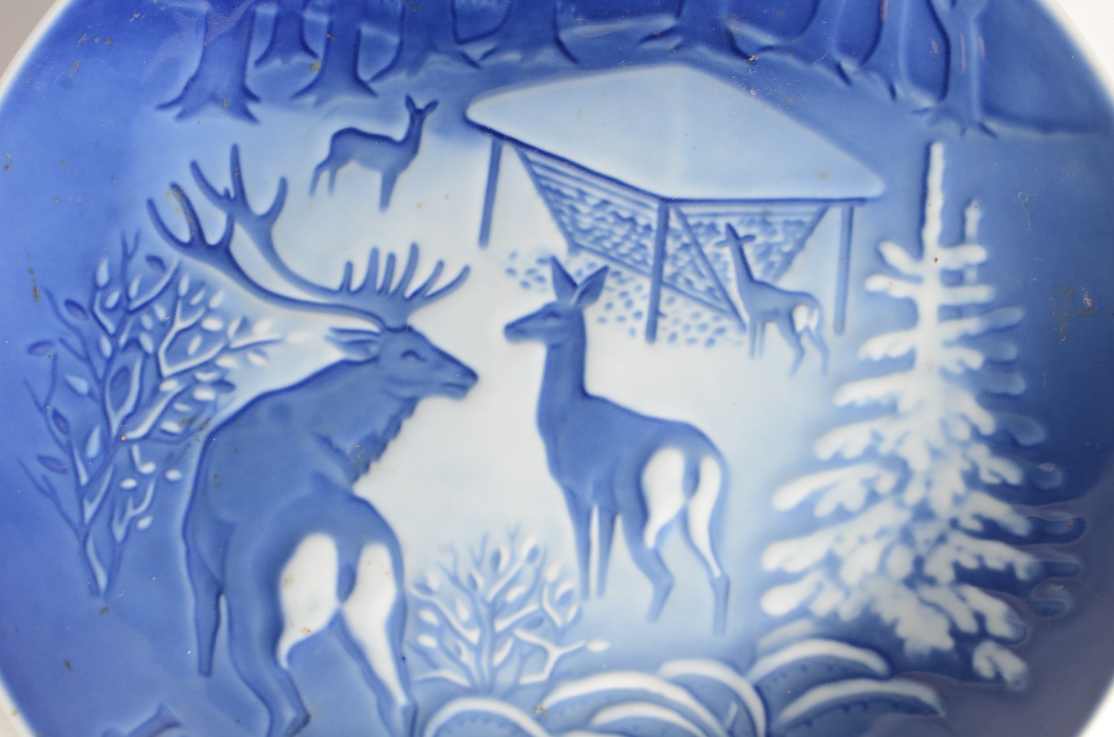Dois pratos decorativos de porcelana dinamarquesa azul e branca... - foto 3 de 5