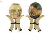 Par de ovos de avestruz  decorados com figuras ... - Par de ovos de avestruz  decorados com figuras de animais africanos em policromia, base feitio presas.  30 cm de altura cada uma 