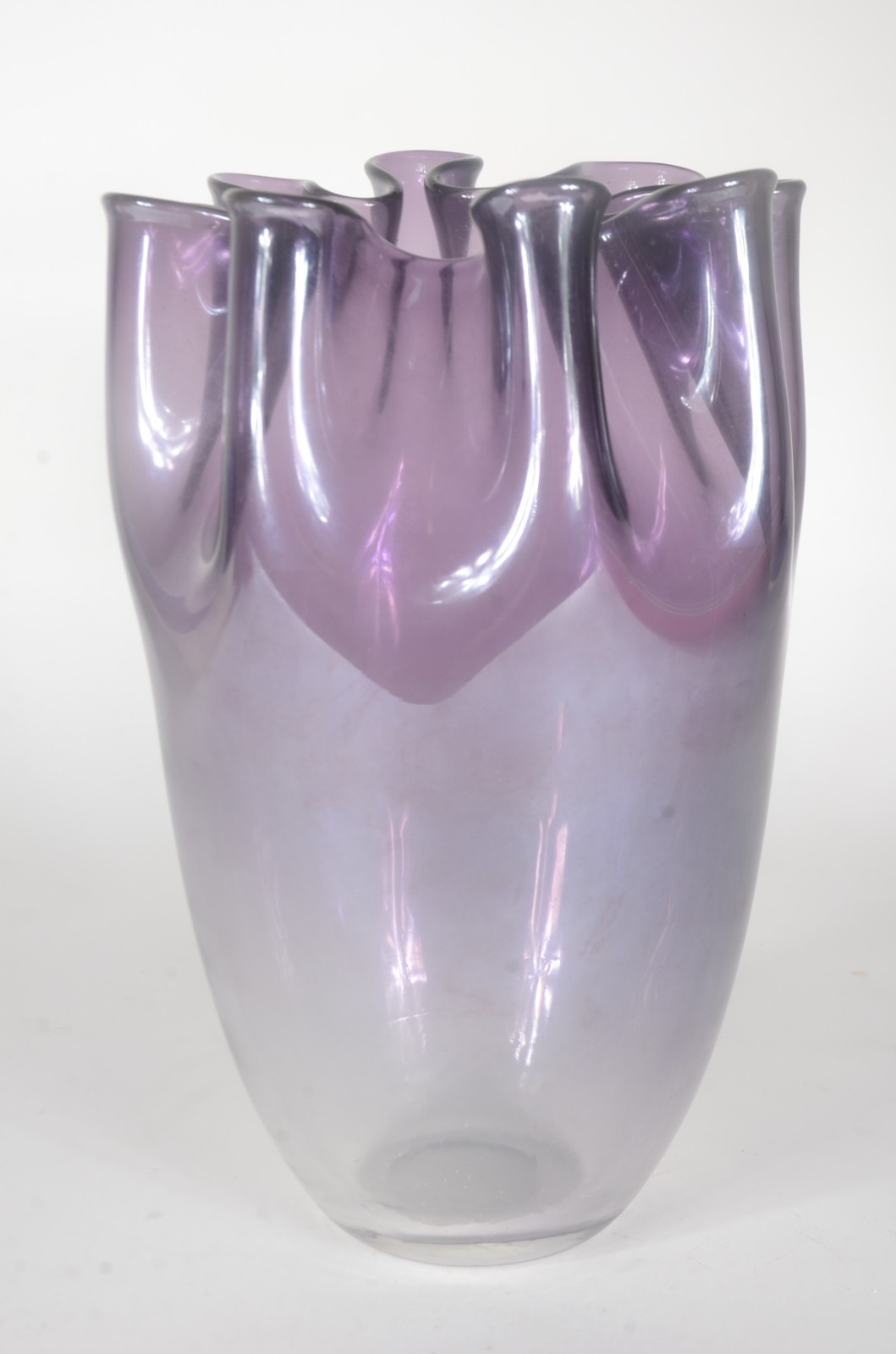 Vaso de vidro decorativo na cor lilás. - foto 1 de 3