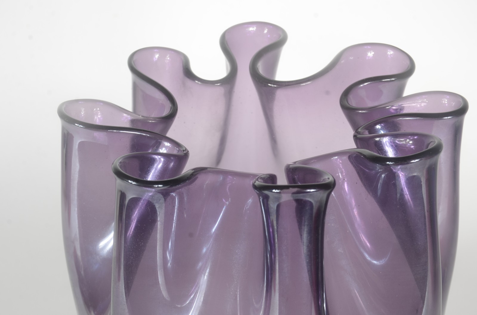 Vaso de vidro decorativo na cor lilás. - foto 2 de 3