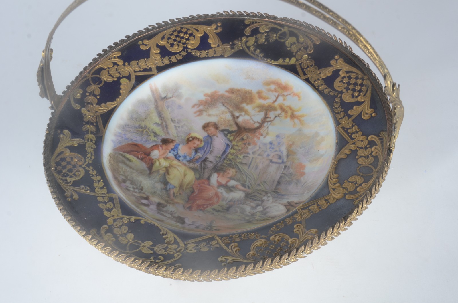 Centro de mesa/cesta de porcelana tcheca Epiag com alça de metal... - foto 2 de 7