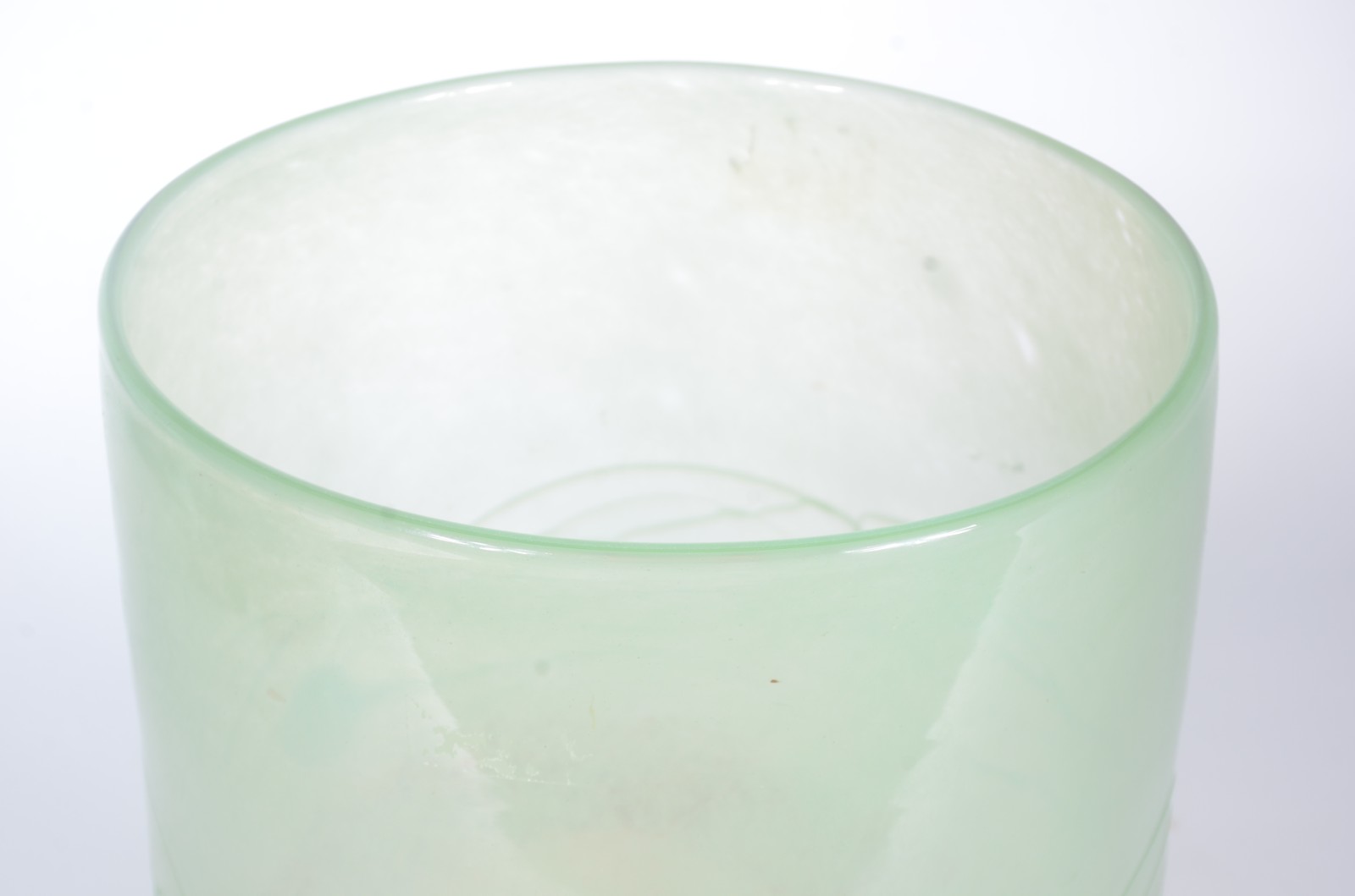 Vaso de vidro decorativo na cor verde. - foto 3 de 5