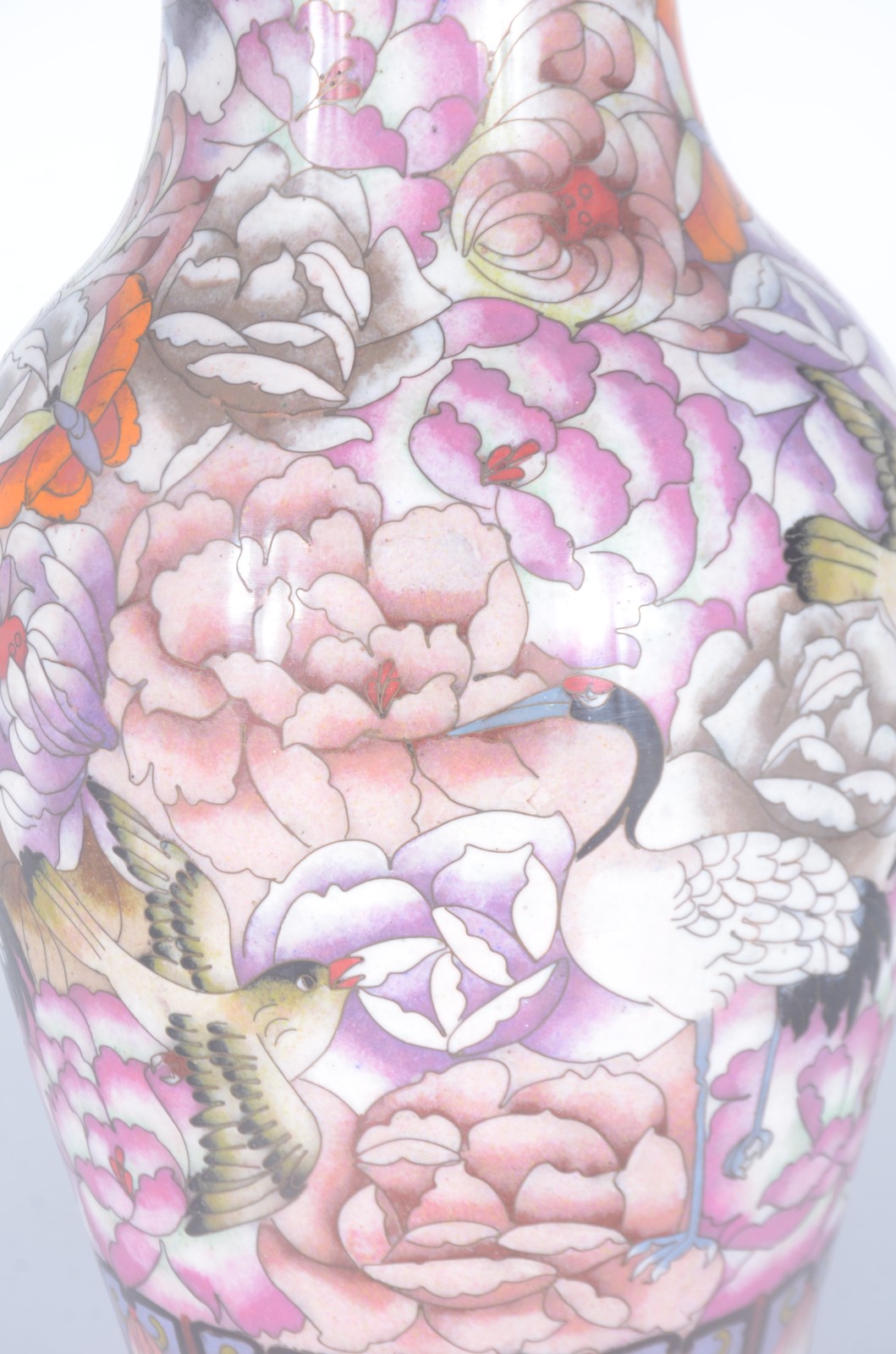 Vaso de cloisoné com flores e pássaros em policromia. - foto 2 de 5
