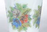 Vaso de opalina branca decorado com flores em p... - Vaso de opalina branca decorado com flores em policromia e friso dourado.