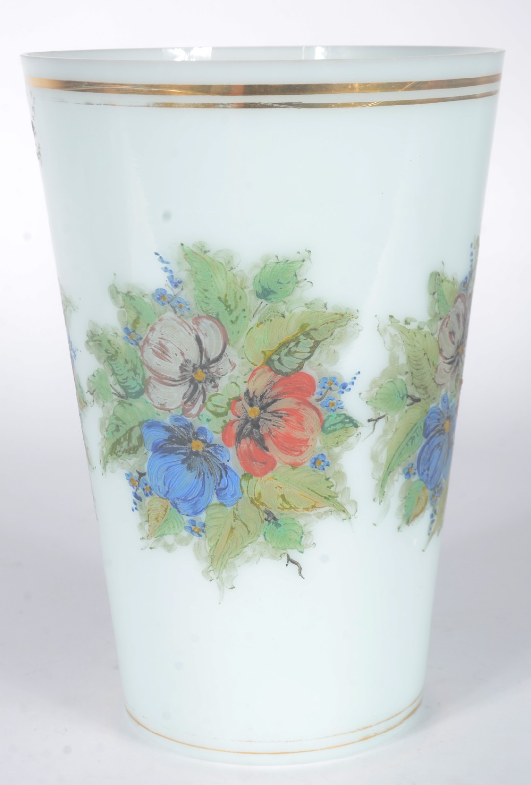 Vaso de opalina branca decorado com flores em policromia e friso... - foto 1 de 5