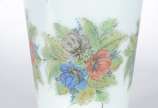 Vaso de opalina branca decorado com flores em p... - Vaso de opalina branca decorado com flores em policromia e friso dourado.