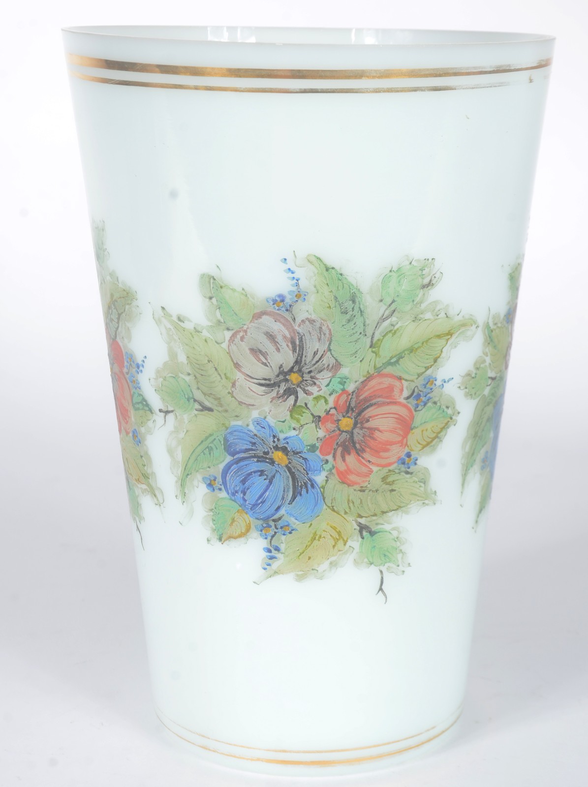 Vaso de opalina branca decorado com flores em policromia e friso... - foto 2 de 5