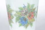 Vaso de opalina branca decorado com flores em p... - Vaso de opalina branca decorado com flores em policromia e friso dourado.
