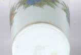 Vaso de opalina branca decorado com flores em p... - Vaso de opalina branca decorado com flores em policromia e friso dourado.