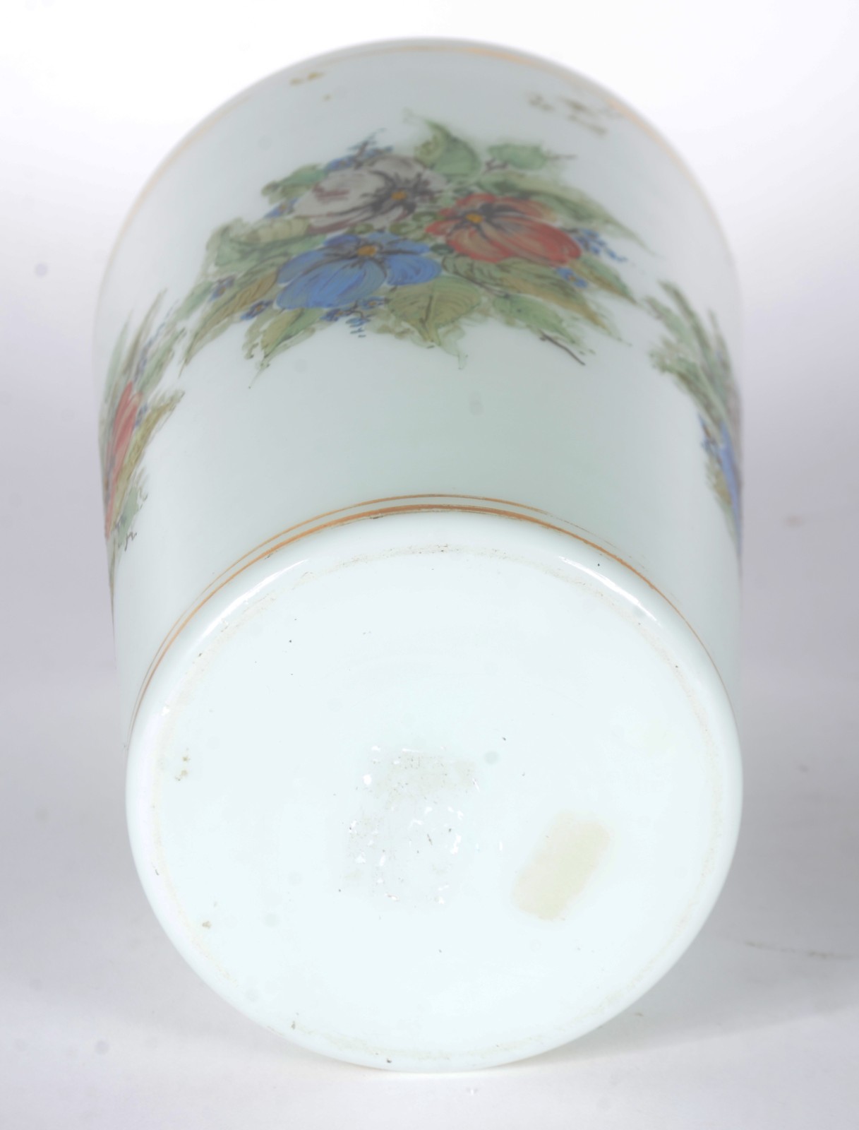 Vaso de opalina branca decorado com flores em policromia e friso... - foto 4 de 5