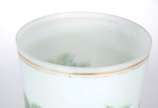 Vaso de opalina branca decorado com flores em p... - Vaso de opalina branca decorado com flores em policromia e friso dourado.