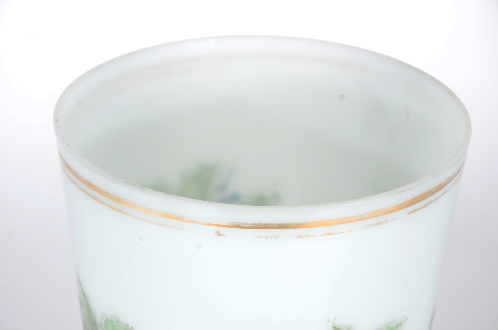 Vaso de opalina branca decorado com flores em policromia e friso... - foto 5 de 5