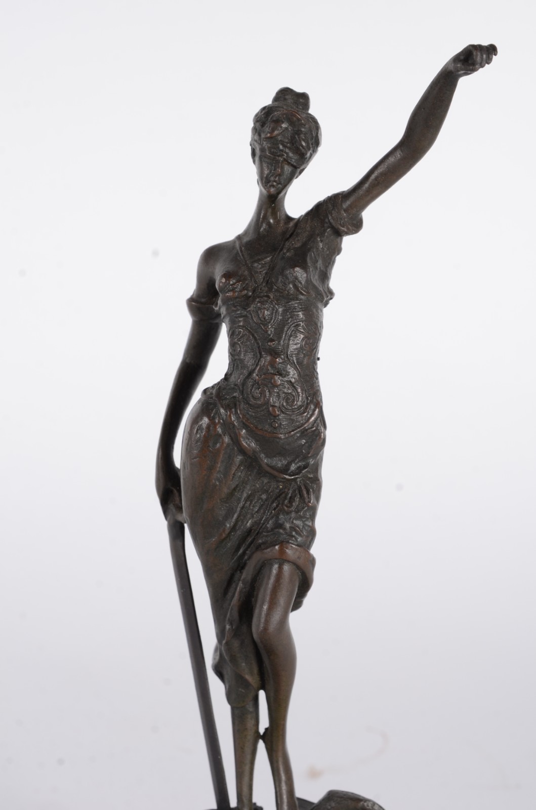 Estatueta de bronze representando "Justiça" (faltando a balança em... - foto 2 de 8