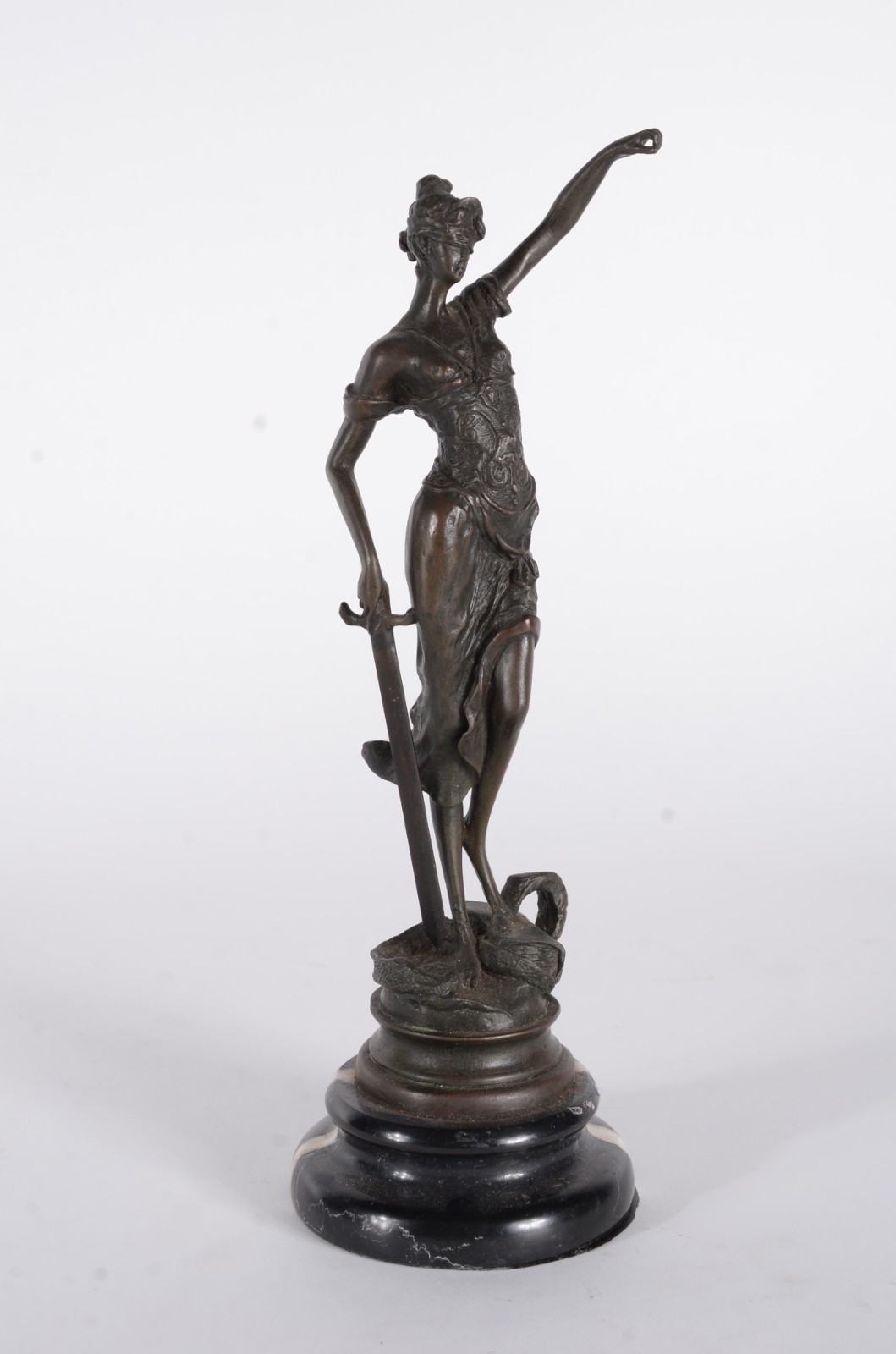 Estatueta de bronze representando "Justiça" (faltando a balança em... - foto 3 de 8