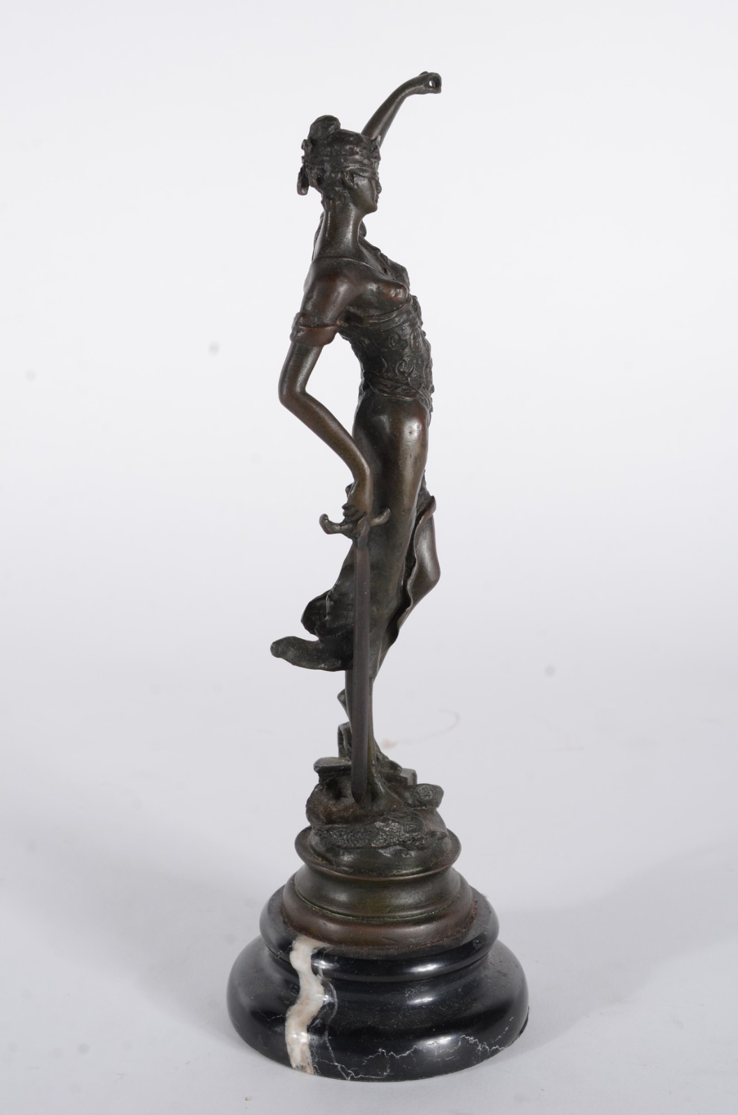Estatueta de bronze representando "Justiça" (faltando a balança em... - foto 4 de 8