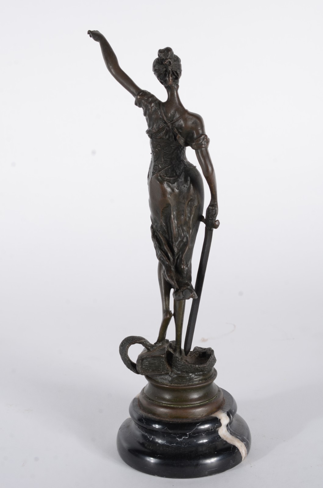 Estatueta de bronze representando "Justiça" (faltando a balança em... - foto 5 de 8