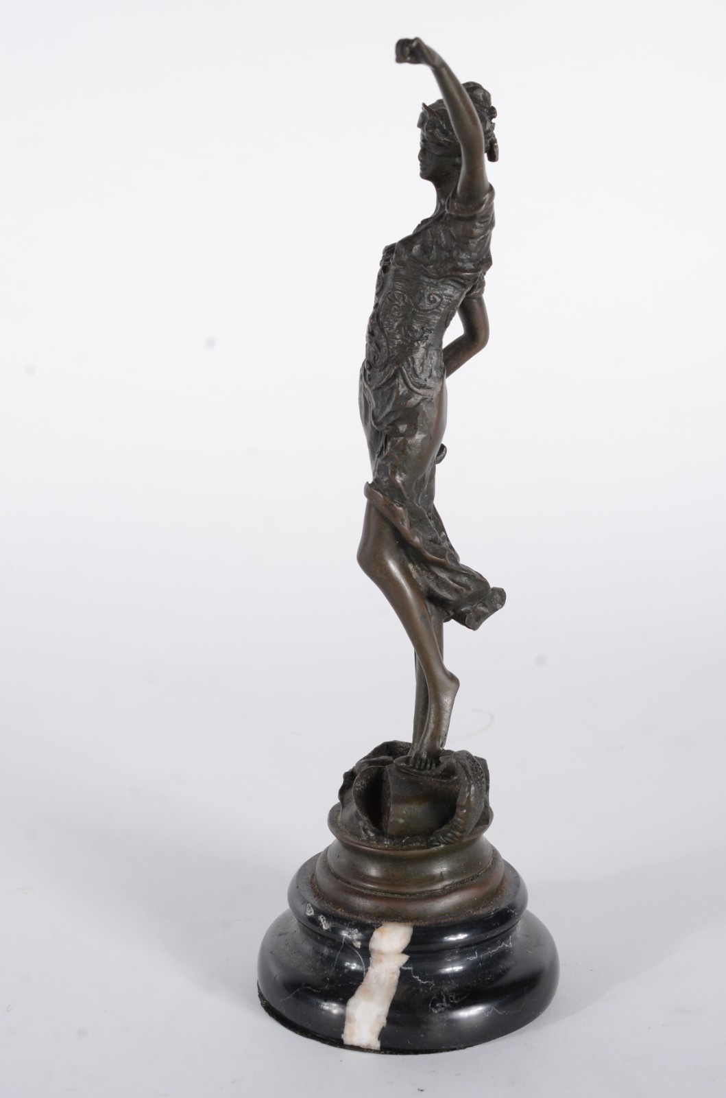 Estatueta de bronze representando "Justiça" (faltando a balança em... - foto 6 de 8