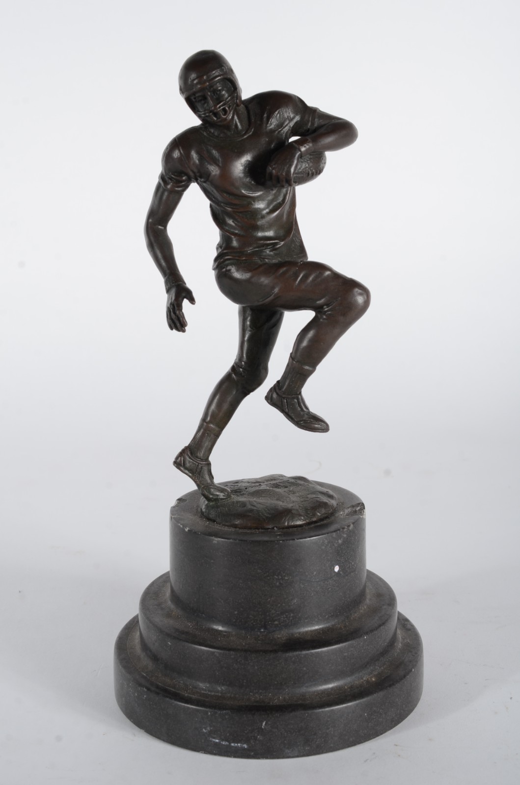 Estatueta de bronze representando jogador de handball sobre base de... - foto 1 de 8