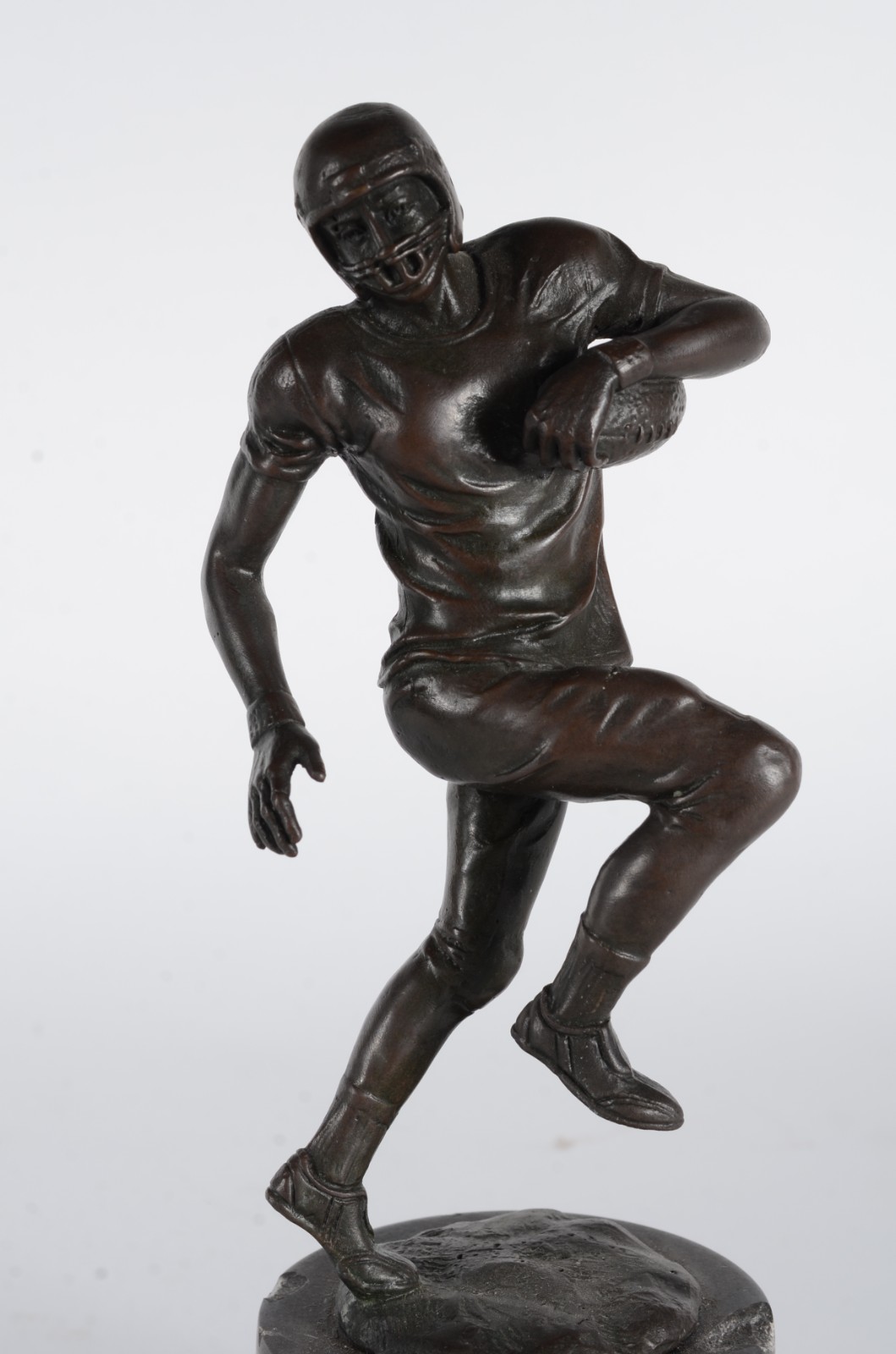 Estatueta de bronze representando jogador de handball sobre base de... - foto 2 de 8