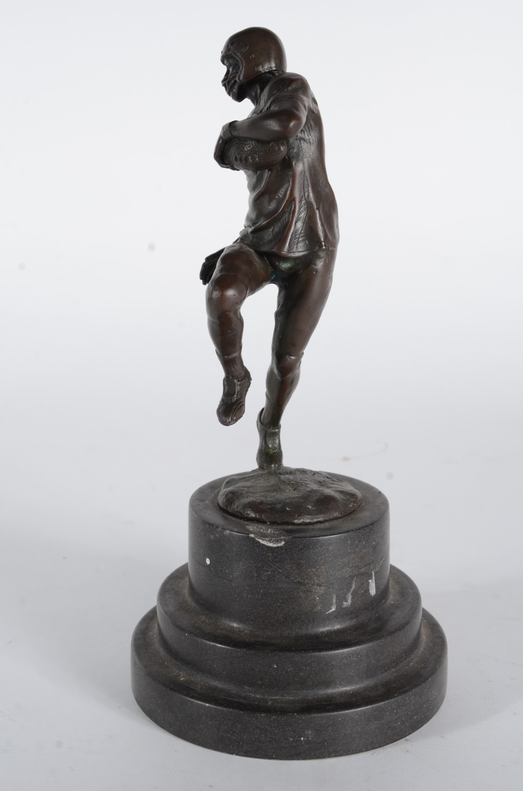 Estatueta de bronze representando jogador de handball sobre base de... - foto 3 de 8