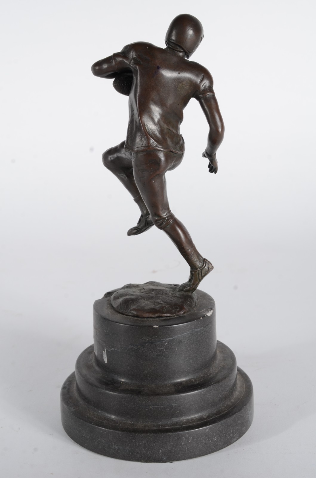 Estatueta de bronze representando jogador de handball sobre base de... - foto 4 de 8