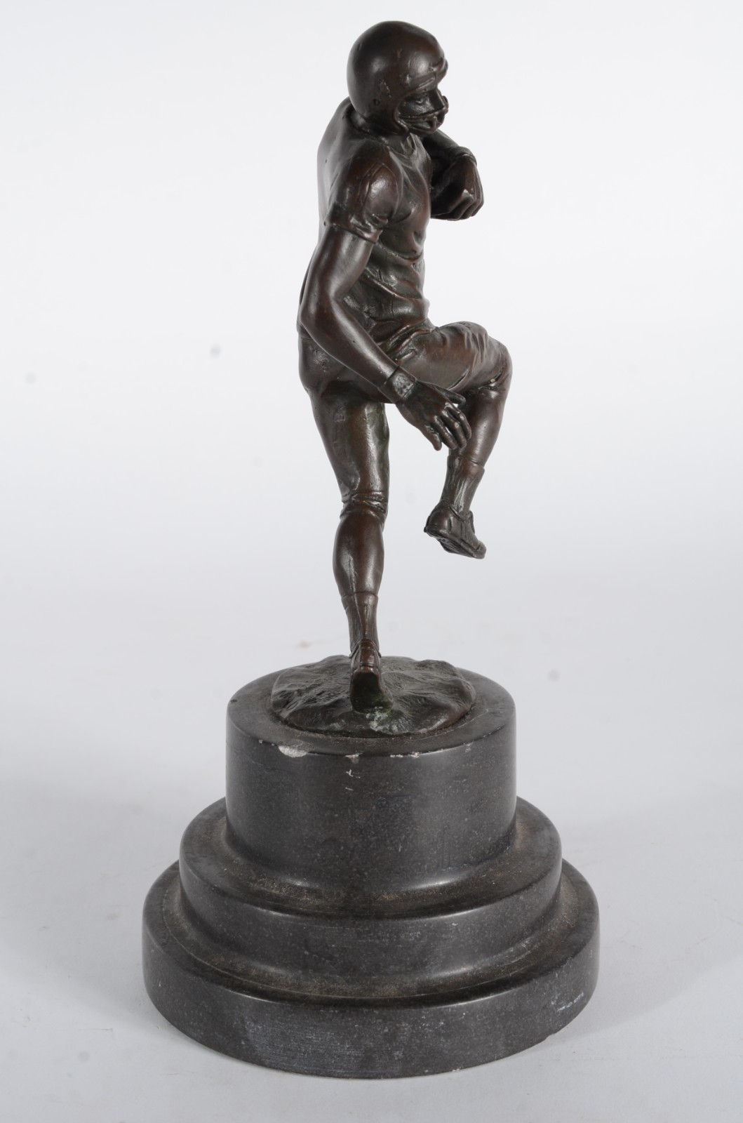 Estatueta de bronze representando jogador de handball sobre base de... - foto 5 de 8