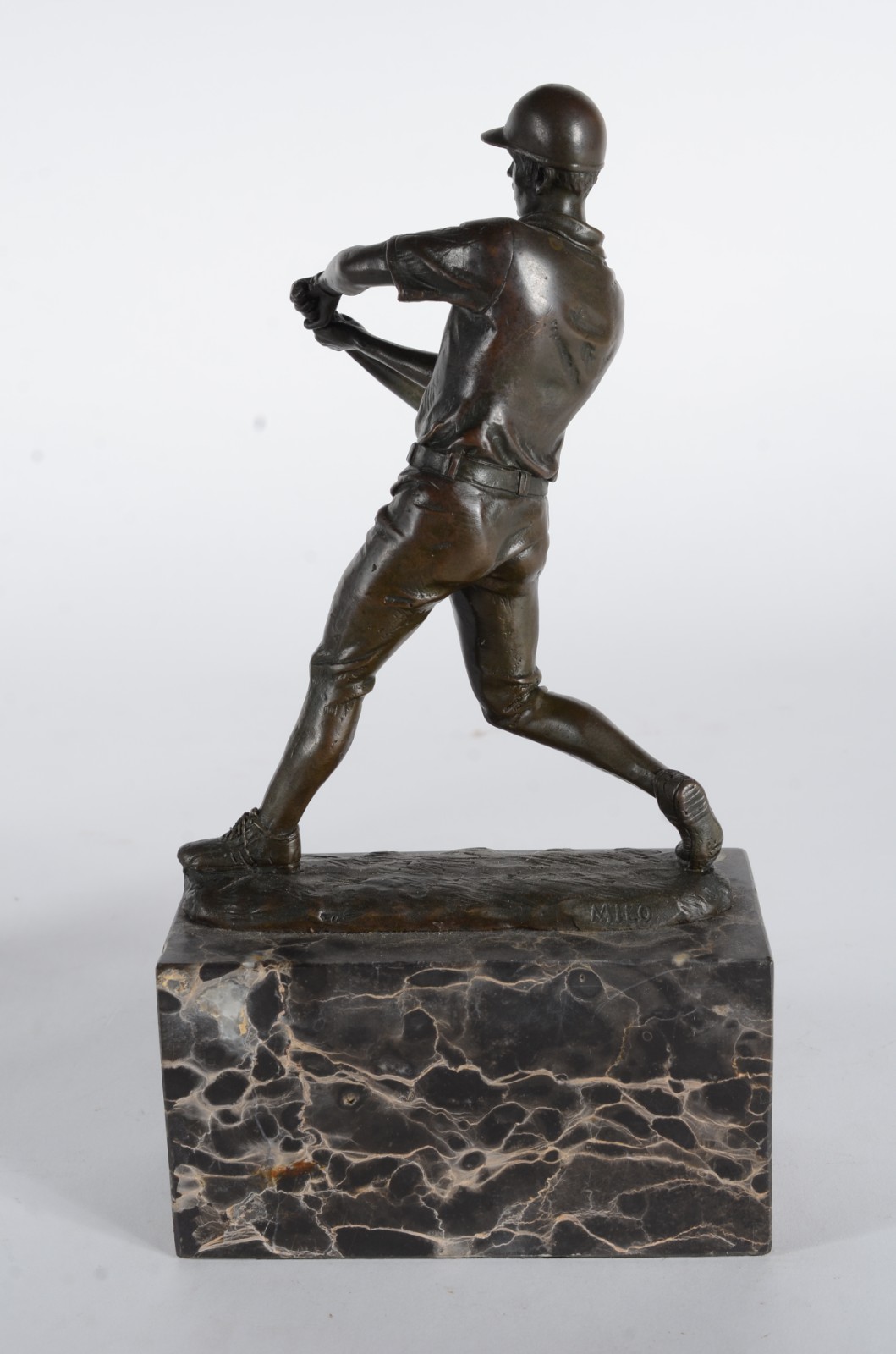 Estatueta de bronze representando jogador de beisebol, base de... - foto 2 de 6