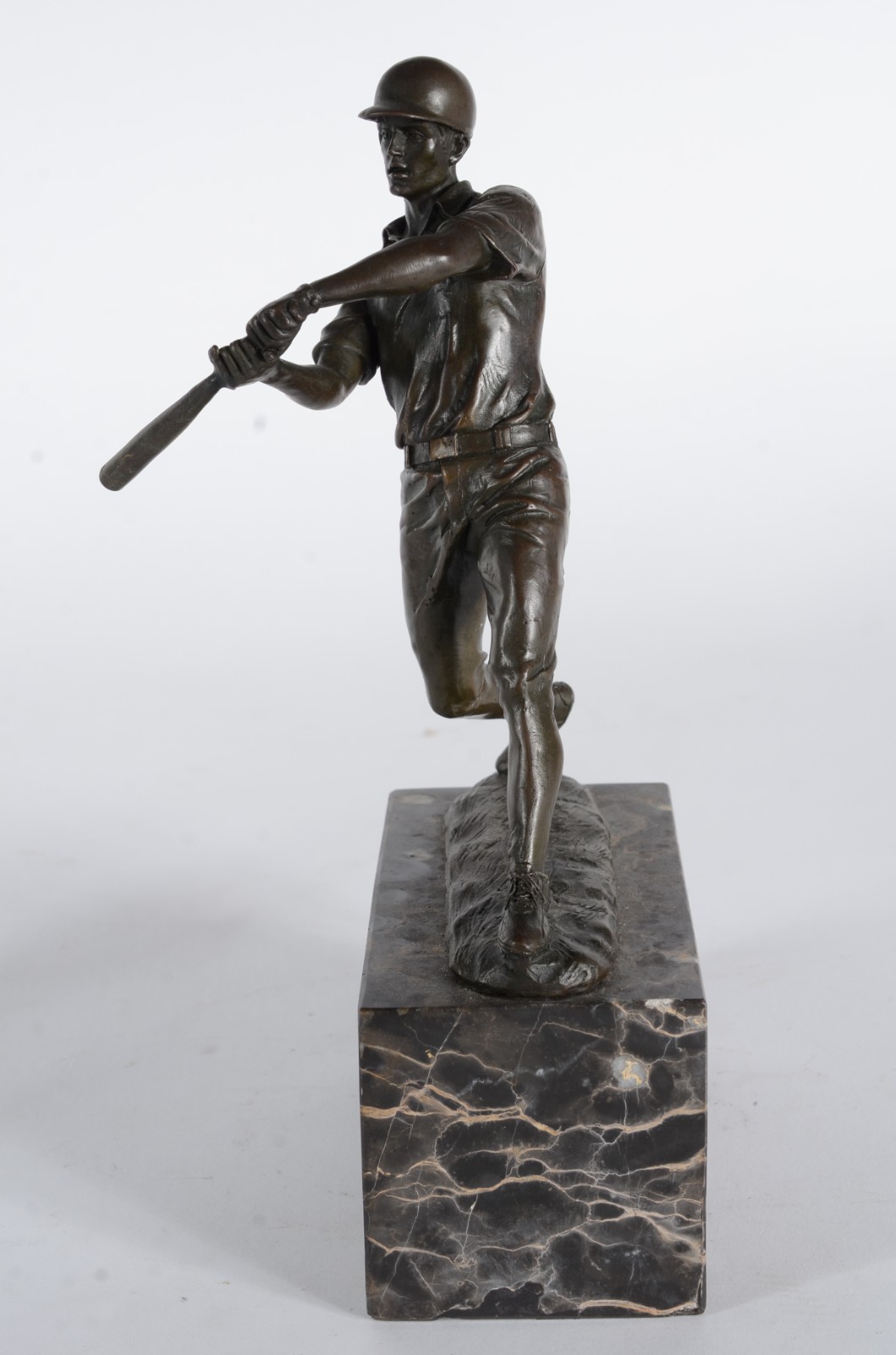 Estatueta de bronze representando jogador de beisebol, base de... - foto 3 de 6