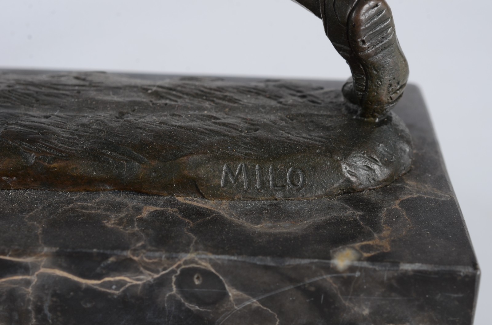 Estatueta de bronze representando jogador de beisebol, base de... - foto 5 de 6