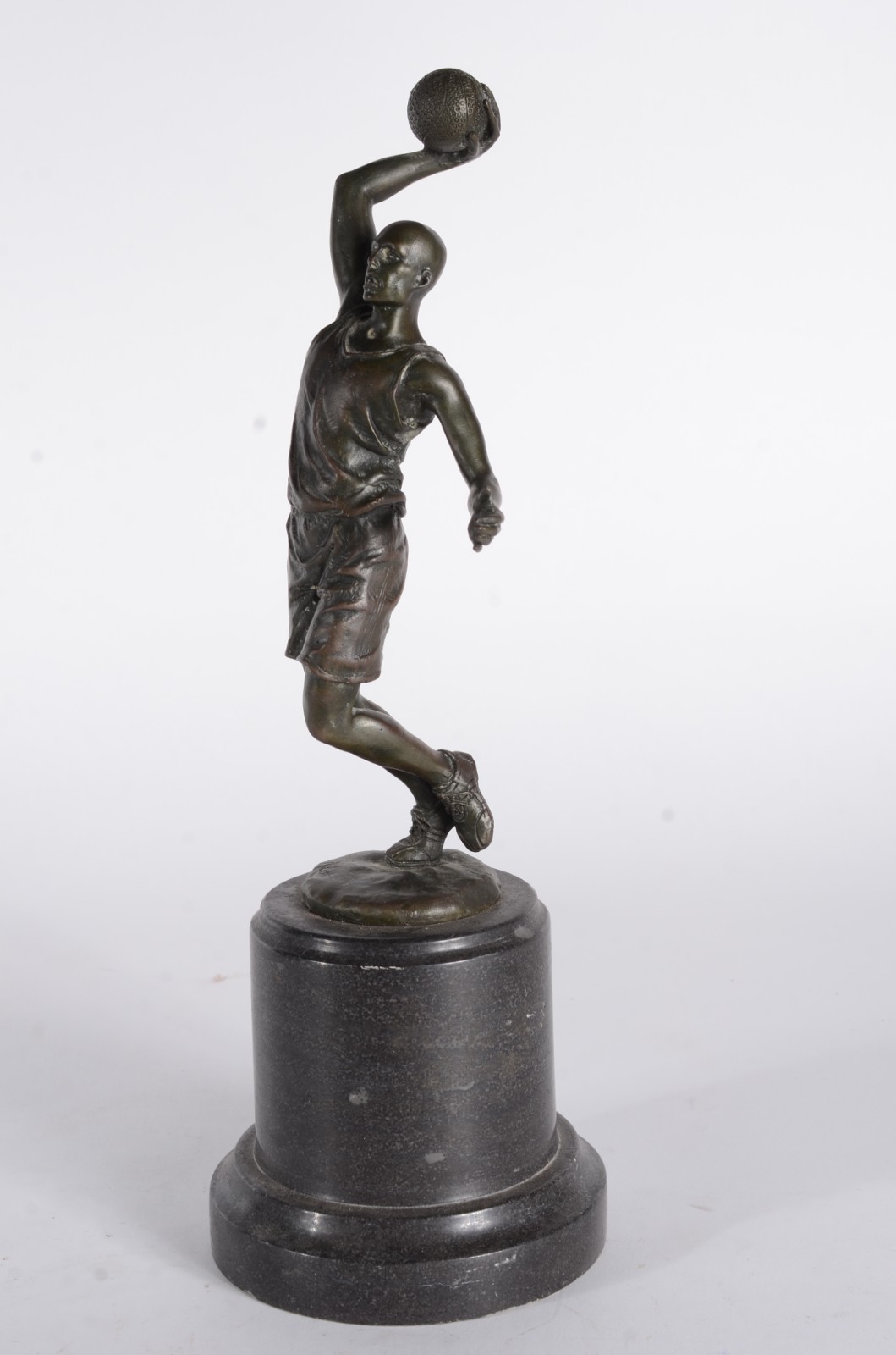 Estatueta de bronze representando jogador de basquete, base de... - foto 1 de 6